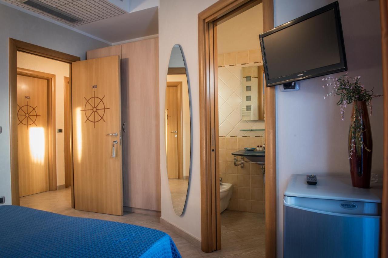 Hotel Mirage Torre Santa Sabina Quarto foto