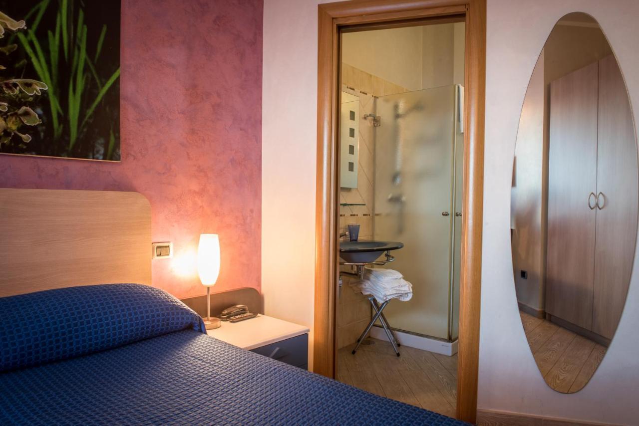 Hotel Mirage Torre Santa Sabina Quarto foto