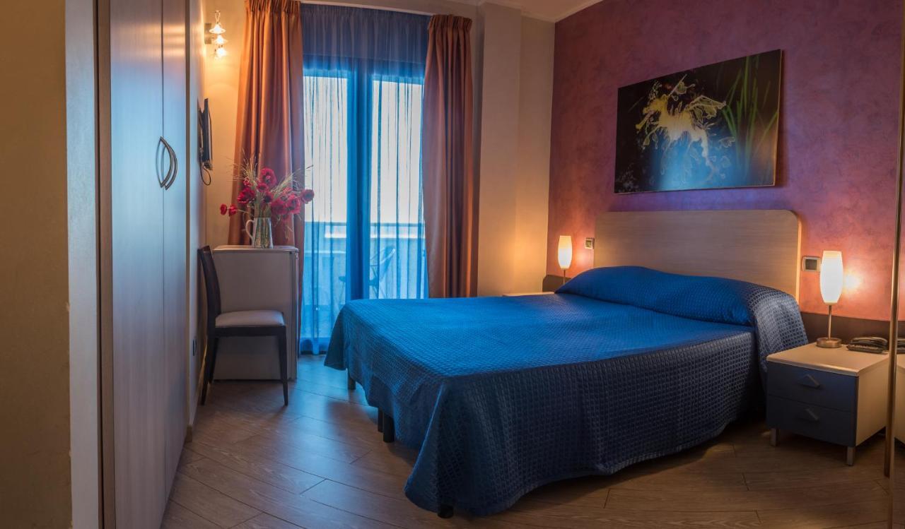 Hotel Mirage Torre Santa Sabina Quarto foto